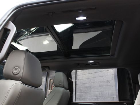 Used 2022 GMC Yukon XL SLT w/ SLT Premium Package AWD/4WD image 23