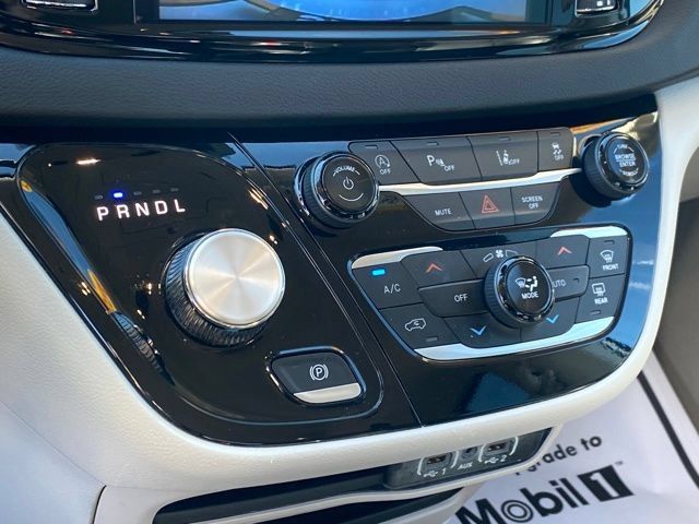 Used 2024 Chrysler Pacifica Touring-L FWD image 11