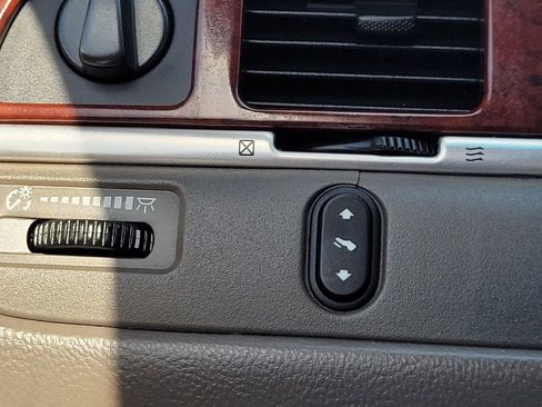 Used 2003 Lincoln Town Car Executive image 23