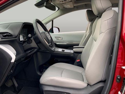 Certified 2026 Toyota Sienna XLE FWD image 8
