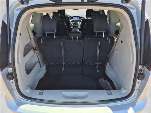 Used 2023 Chrysler Pacifica Touring-L FWD image 6