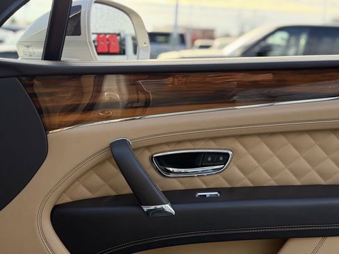 Used 2018 Bentley Bentayga image 29