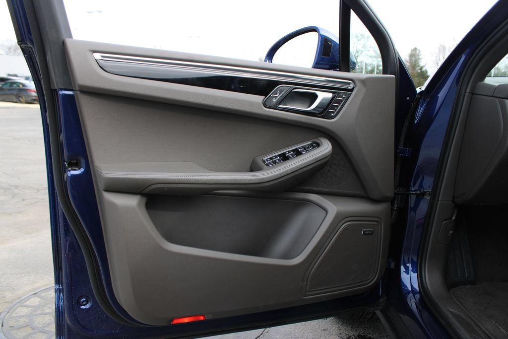 Used 2025 Porsche Macan AWD/4WD image 7