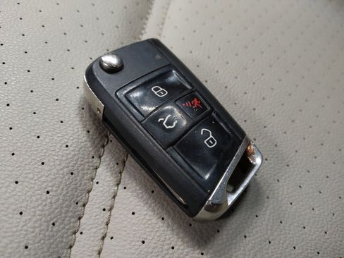 Used 2020 Volkswagen Golf 4-Door image 32