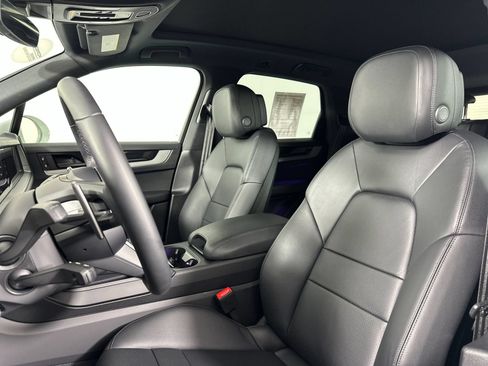 Certified 2025 Porsche Cayenne AWD/4WD image 5