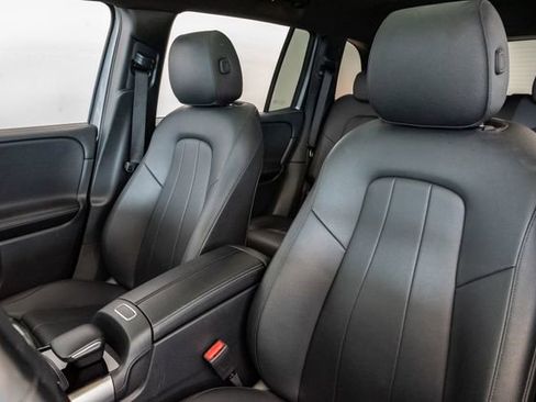 Used 2023 Mercedes-Benz GLB 250 4MATIC w/ Premium Package image 11