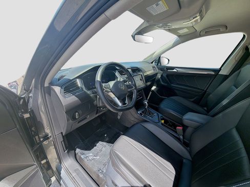 Used 2023 Volkswagen Tiguan SE image 9