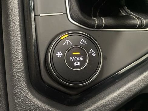 Certified 2025 Volkswagen Taos SE w/ Panoramic Sunroof Package image 21