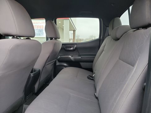 Used 2019 Toyota Tacoma TRD Off-Road w/ Technology Package image 17