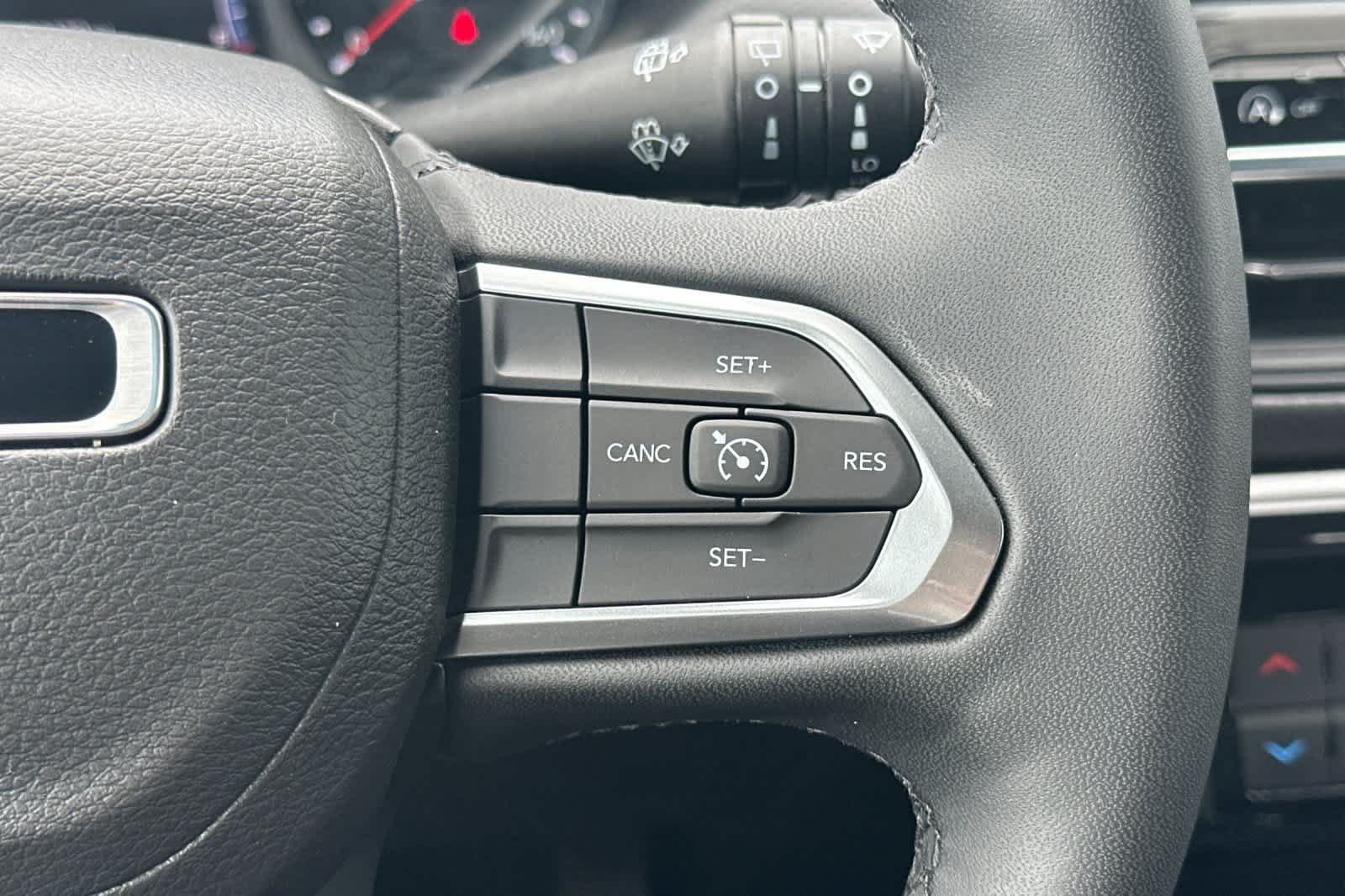 Used 2025 Jeep Compass Latitude w/ Convenience Group AWD/4WD image 27