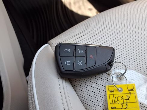 Used 2023 Buick Envision Avenir AWD/4WD image 18