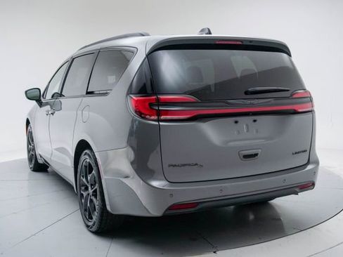 Used 2025 Chrysler Pacifica Limited FWD image 3