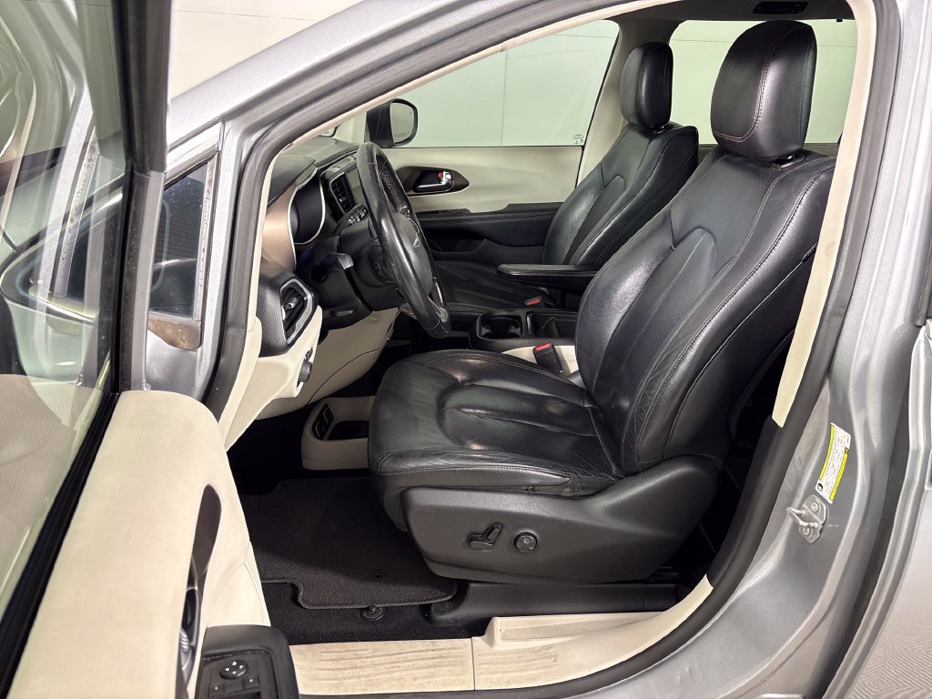 Used 2019 Chrysler Pacifica Touring-L FWD image 33