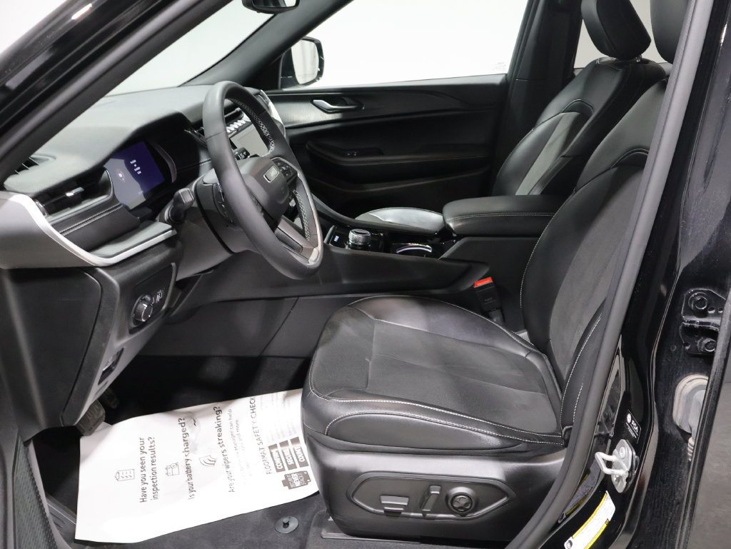 Used 2023 Jeep Grand Cherokee Altitude AWD/4WD image 10