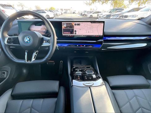 Used 2025 BMW i5 eDrive40i w/ M Sport Package image 16