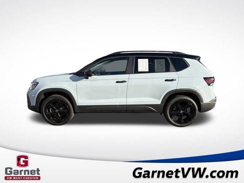 Certified 2025 Volkswagen Taos SE image 2