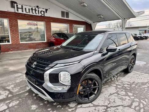 Used 2024 Mitsubishi Outlander SE image 1