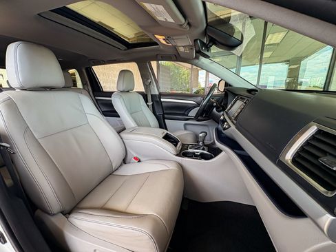 Used 2019 Toyota Highlander XLE FWD image 30