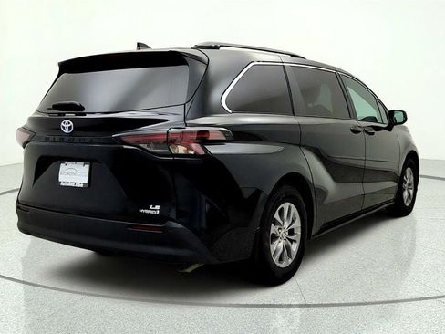 Used 2023 Toyota Sienna LE FWD image 5