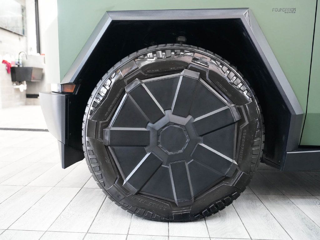 Used 2024 Tesla Cybertruck Cyberbeast AWD/4WD image 9
