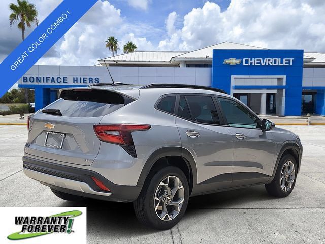 Used 2025 Chevrolet Trax LT w/ LT Convenience Package FWD image 4