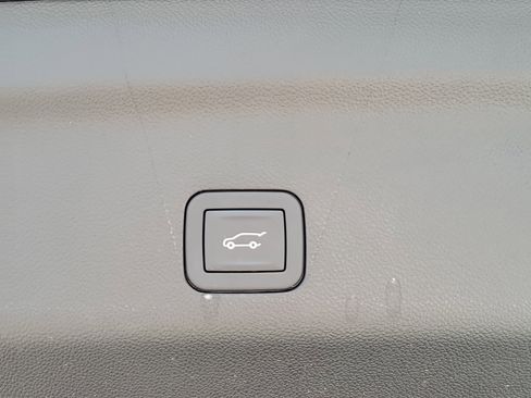 Used 2024 GMC Yukon SLT w/ SLT Luxury Package image 25