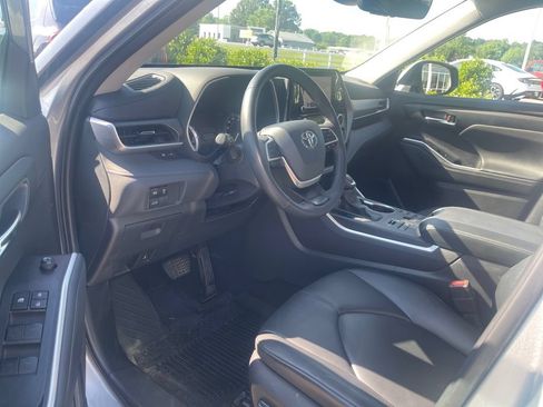 Used 2024 Toyota Highlander XLE AWD/4WD image 7