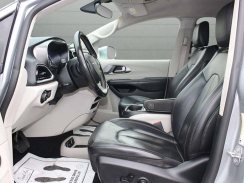 Used 2020 Chrysler Pacifica Touring-L FWD image 12