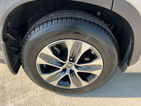 Used 2023 Toyota Highlander XLE FWD image 17