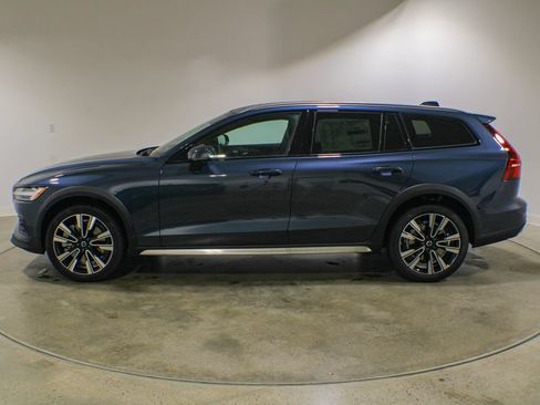 New 2026 Volvo V60 B5 Cross Country Ultra w/ Climate Package AWD/4WD image 2