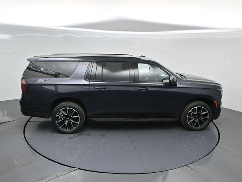 Used 2025 Chevrolet Suburban RST RWD image 32
