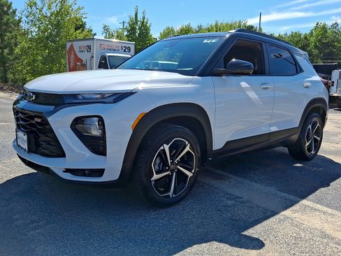 Used 2023 Chevrolet TrailBlazer RS w/ Convenience Package AWD/4WD image 3