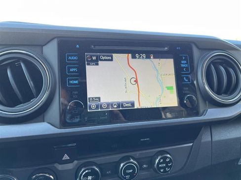 Used 2018 Toyota Tacoma TRD Off-Road image 2