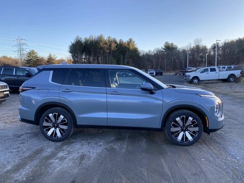 New 2026 Mitsubishi Outlander SE image 2