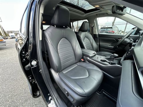 Used 2024 Toyota Highlander XLE image 25