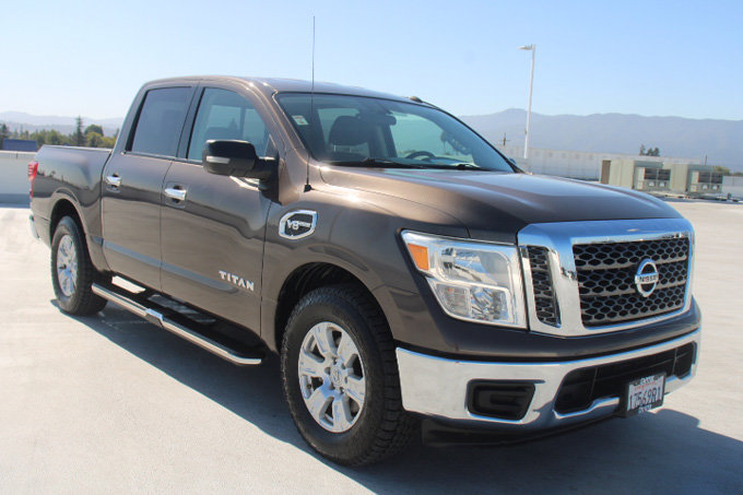 Used 2017 Nissan Titan SV RWD image 2