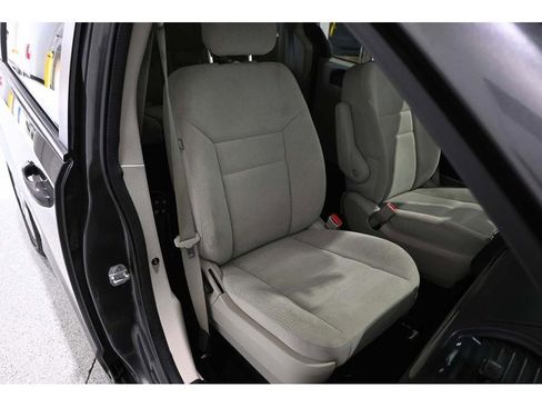 Used 2018 Dodge Grand Caravan SE w/ Power Convenience Group I image 16