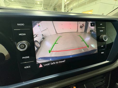 Used 2024 Volkswagen Taos SE w/ Panoramic Sunroof Package FWD image 21