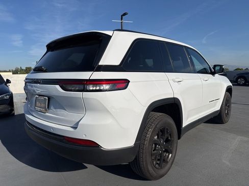 Used 2024 Jeep Grand Cherokee Altitude image 5