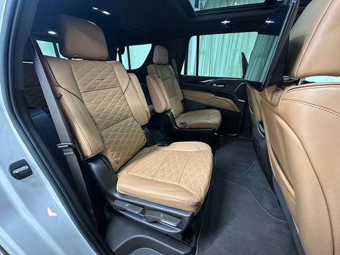 Used 2023 Cadillac Escalade Premium Luxury image 21
