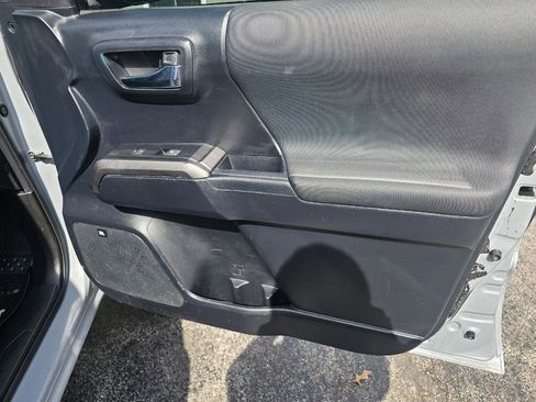 Used 2019 Toyota Tacoma TRD Off-Road image 9