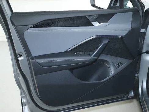 Certified 2025 Volkswagen Tiguan SE image 15