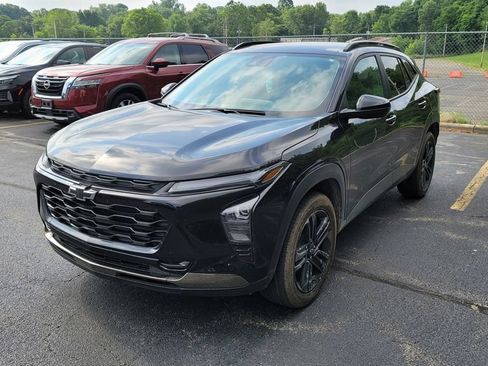 Used 2024 Chevrolet Trax ACTIV w/ Driver Confidence Package FWD image 2