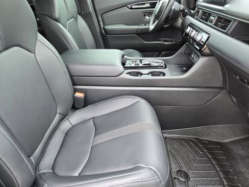 Certified 2025 Honda Pilot Touring image 10