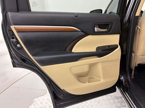 Used 2019 Toyota Highlander Limited FWD image 27