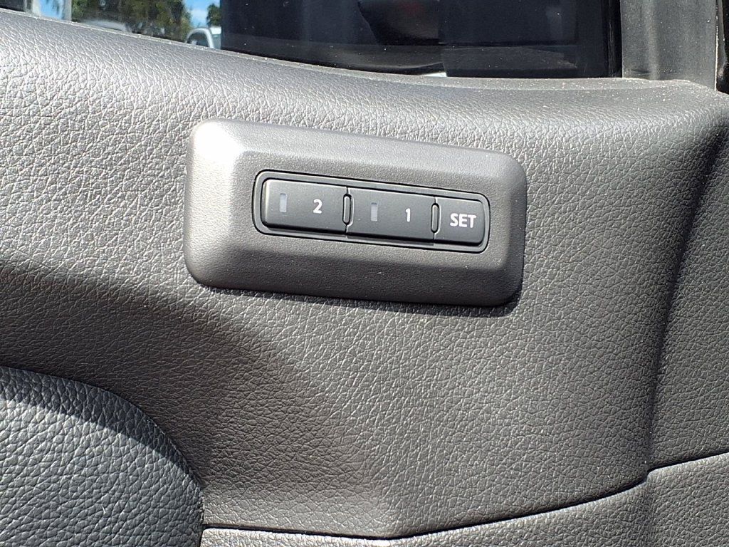 Used 2018 Nissan Titan PRO-4X w/ Pro-4x Convenience Package AWD/4WD image 31