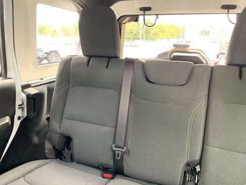 Used 2025 Jeep Wrangler Sahara image 38