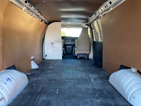 Used 2017 Chevrolet Express 3500 Extended image 9