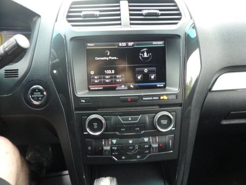 Used 2016 Ford Explorer XLT w/ Equipment Group 202A FWD image 27