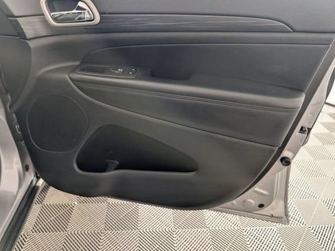 Used 2020 Jeep Grand Cherokee Laredo RWD image 32